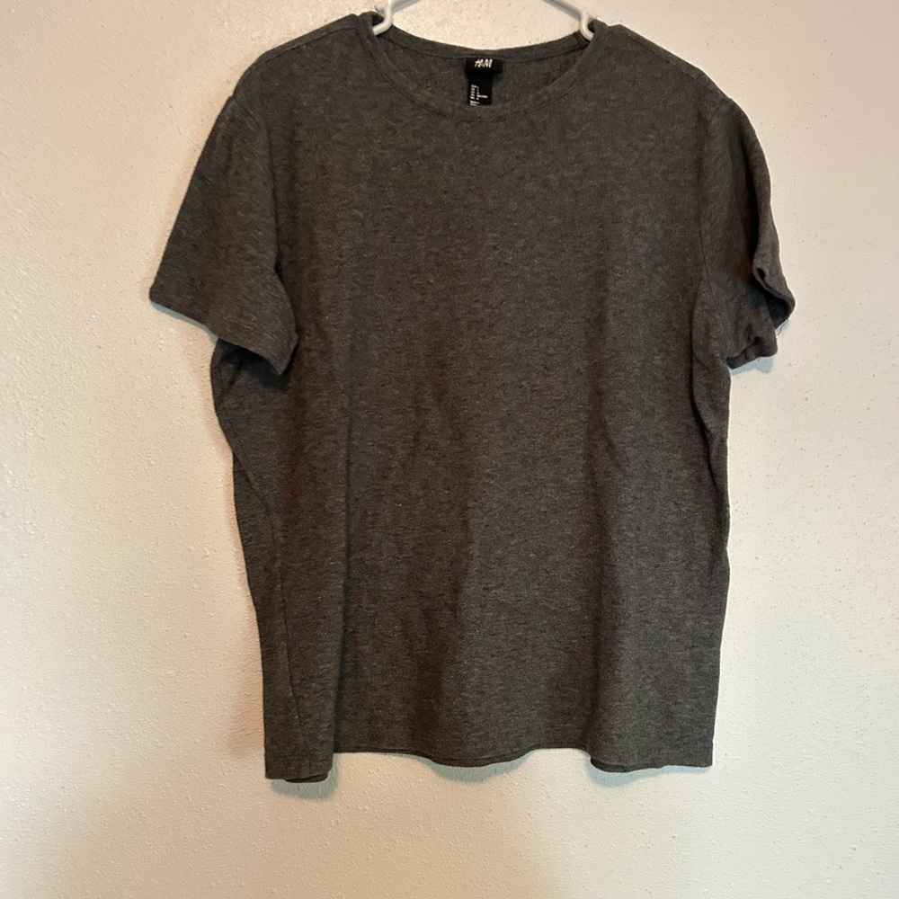 H&M Dark Gray Men’s Dress Shirt Material Short Sleeve Great Condition Size M